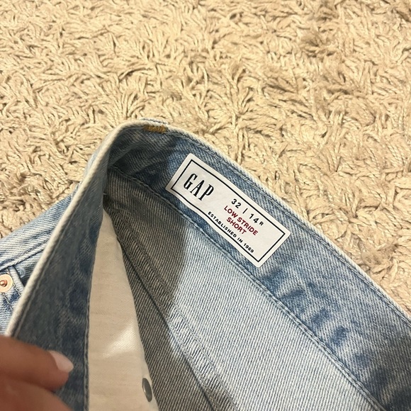 GAP Low Stride Jean Short - Picture 3 of 3